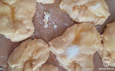 Смажьте противень растительным маслом или выложите булочки на бумагу для выпечки. Смажьте булочки яйцом и посыпьте сахаром. Поставьте в разогретую до 150 градусов духовку на 12-15 минут. 