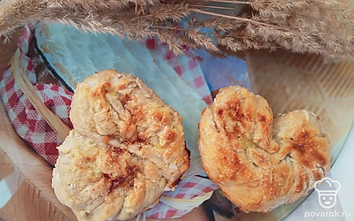 Украсьте веточками сухоцветов.