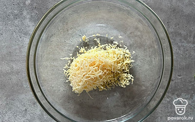 Сыр натрите на мелкой терке.