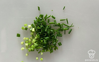 Лук мелко нарежьте.