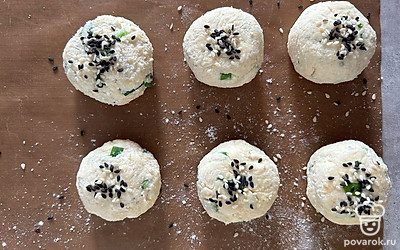 Обмакнув руки в муке, сформируйте шарики среднего размера. Сверху посыпьте кунжутом. Отправьте в разогретую духовку на 20-25 минут при 180 градусах.