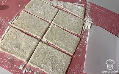 Тесто слегла раскатайте и разрежьте на прямоугольники. 