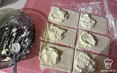 Выложите творожную начинку на тесто. 