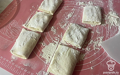 Накройте начинку тестом. 