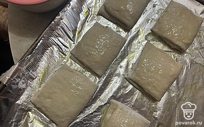 Смажьте сочники белком с сахаром. 