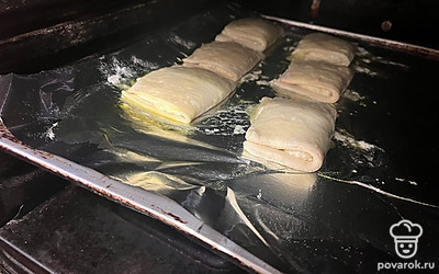 Отправьте заготовки выпекаться в духовку на 15 минут при 180 градусах. 