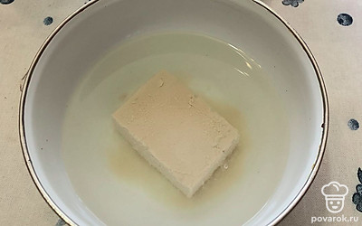 Дрожжи я обычно беру несколько пачек и замораживаю. Поэтому для теста сначала одну пачку размораживаю в воде комнатной температуры. Наливаем примерно 400 миллилитров воды и кладем дрожжи, разминая рукой для оттаивания.