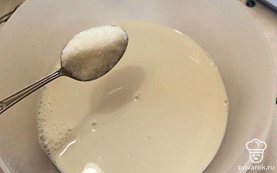 Подогреваем буквально минуту молоко и соединяем его с дрожжами. Получается 800 миллилитров общей смеси. Сюда добавляем 3 столовых ложки сахара.