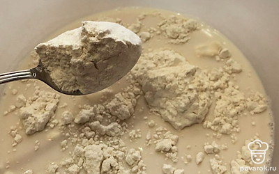 Кладем 5 столовых ложек муки. Перемешиваем и оставляем набухать.