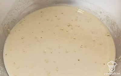 Как только масса начнет пузыриться, можем продолжать замешивать тесто.