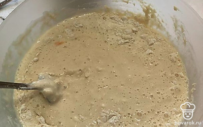 Добавляем 2 яйца. Кладем немного соли и вводим муку.