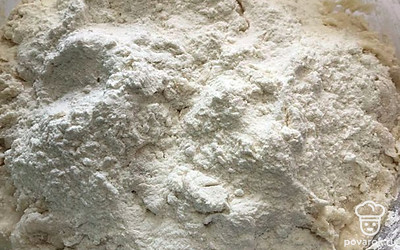 Если тесто жидковатое, то вводим еще муку, пока не замесится. На весь объем булочек с начинкой уходит 1,5 килограмма муки.