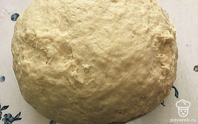 Замешали тесто. Перекладываем его в большую миску и накрываем полотенцем.