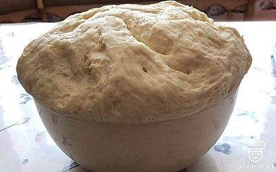 Следим за процессом. Благодаря свежим дрожжам и хорошей муке тесто подымается буквально за 15 минут.