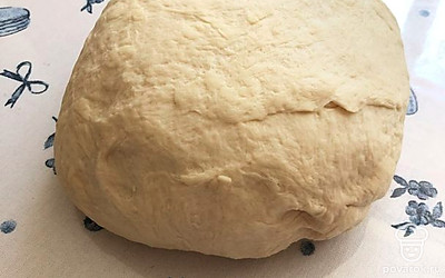 Вынимаем его с миски и снова вымешиваем делаем круглым