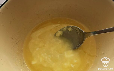 Отдельно готовим начинку. Пачку масла растапливаем на огне, не доводя до кипения.