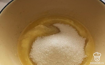 Добавляем 150 грамм сахара. Хорошо перемешиваем до его полного растворения.