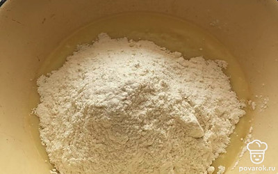 Затем добавляем 230 грамм муки.