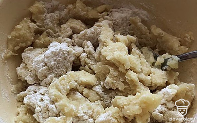 Хорошо перемешиваем. Получаем рыхлое тесто-начинку.