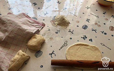 Тесто делим на части. Из каждой раскатываем пласт.