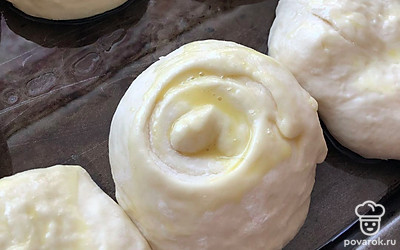 Смазываем булочки яйцом. Отправляем в разогретую духовку до готовности.