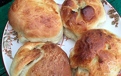 Получаем сдобные пышные булочки к чаю со сливочной начинкой внутри.