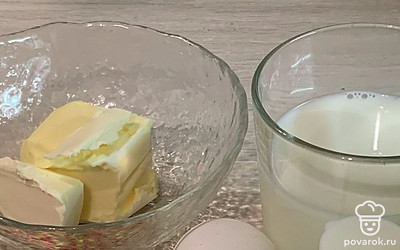 Приготовьте все необходимое для теста. Если берете сухие дрожжи, то берите 5 грамм. Масло сливочное должно быть комнатной температуры. Молоко подогрейте до 40 градусов.