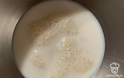 Смешайте дрожжи с молоком и небольшим количеством сахара. Оставьте на 15 минут для образования пены-шапочки.