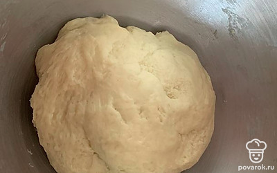 Замесите мягкое тесто. Если смешиваете тесто в миксере, как я, то можно все ингредиенты добавить сразу и вымешивать, пока не перестанет липнуть к стенкам чаши. При вымешивании руками, сначала замешивают все ингредиенты, кроме масла. Его добавляют в конце, когда шар теста перестает липнуть к рукам.