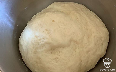 Оставьте тесто на 1-1,5 часа на расстойку. Готовое тесто увеличится в 2 раза.