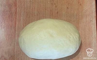 Разделите тесто пополам и немного вымешайте.