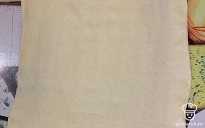 Раскатайте тесто в тонкий прямоугольник толщиной примерно 0,5 сантиметра.