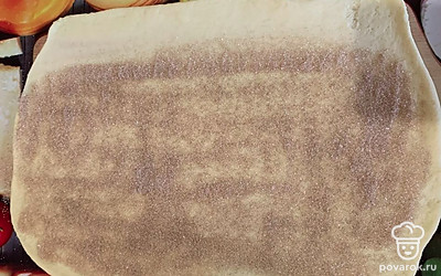 Посыпьте смесью сахара с молотой корицы. Количество сахара и корицы берите на свой вкус.