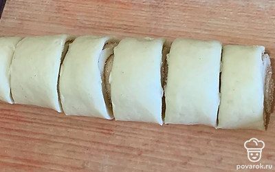 Из прямоугольника скатайте рулет и разрежьте на несколько равных частей.