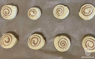 Выложите заготовки на силиконизированый пергамент. Оставьте на 15 минут на расстойку.