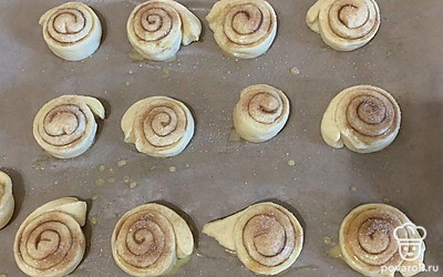 После смажьте булочки взбитым яйцом и, по желанию, посыпьте сверху сахаром с корицей.