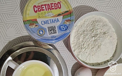 Подготовьте все продукты, которые понадобятся. Разогрейте духовку до 180 градусов. 