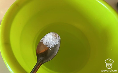 В воде комнатной температуры растворите соль.