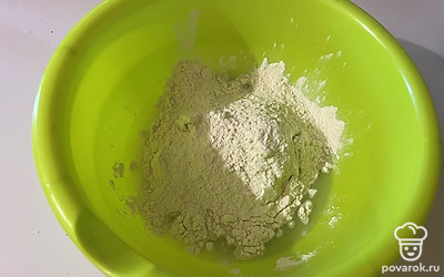 В миску с водой добавьте муку.