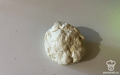 Замешайте однородное мягкое тесто.
