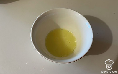 Сливочное масло растопите.