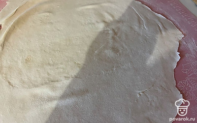 Приготовленные тесто раскатайте в очень тонкий пласт.