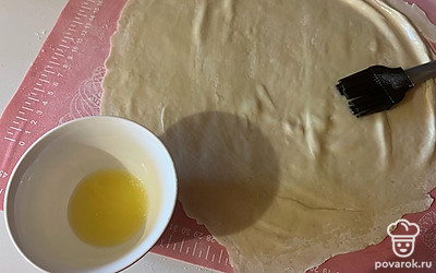 Раскатанное тесто смажьте растопленным сливочном маслом.
