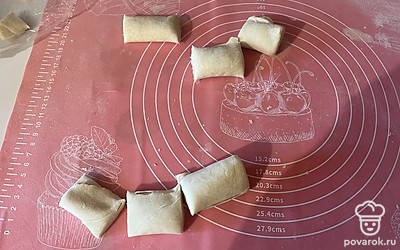 Разрежьте рулет на небольшие порции.