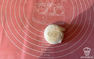 Каждую порцию теста выложите на стол слоями вверх.