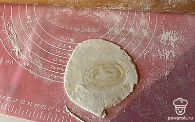 Слегка раскатайте скалкой.