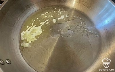 Сковороду смажьте растительным маслом.