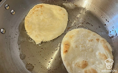 Обжаривайте слоеные булочки на раскаленном растительном масле при умеренном огне. Томите с обеих сторон, по 5 минут с каждой.