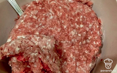 В миску выложите мясной фарш. Фарш возьмите любой, на свой вкус.