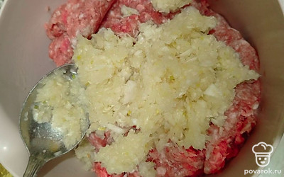 В блендере измельчите лук. Добавьте в фарш.